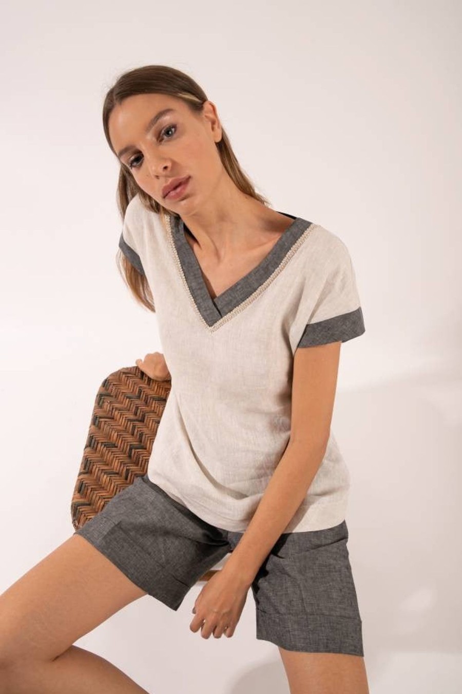 By Product Purotatto | V Neck Linen Top Sand